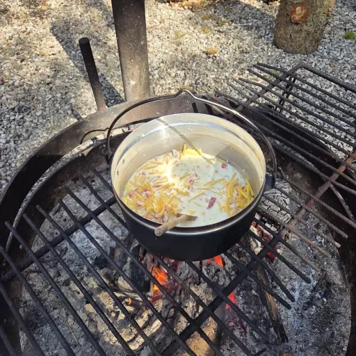 Kochtopf mit Älpler Magronen über der Feuerstelle